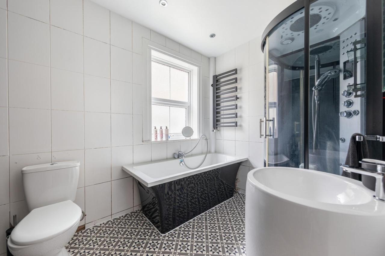 Charming 1 Bed Flat W Courtyard In Apartament Londra
